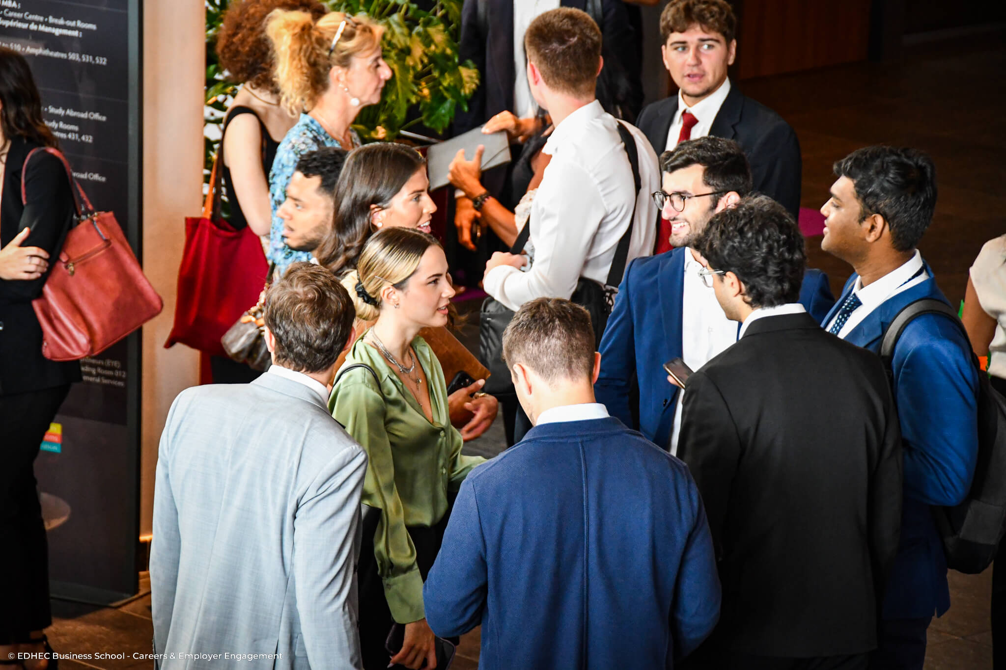 Groupe d'étudiants discutant ensemble