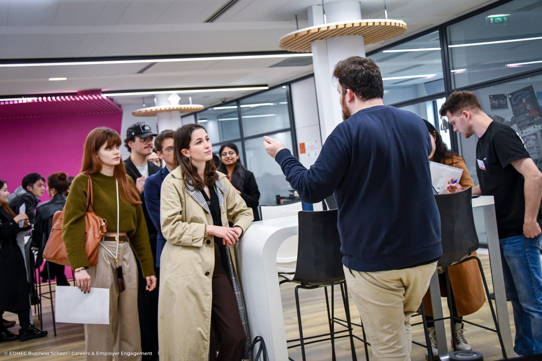 Session de recrutement entre des étudiants et deux recruteurs