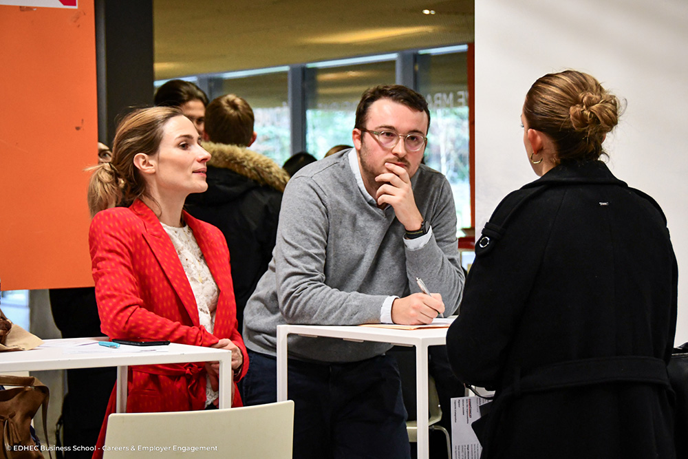 Un recruteur et une recruteuse en entretien avec une étudiante