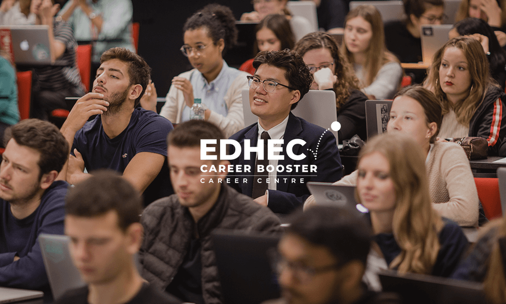 Plusieurs étudiants assis dans une salle de cours avec le logo EDHEC Career Booster